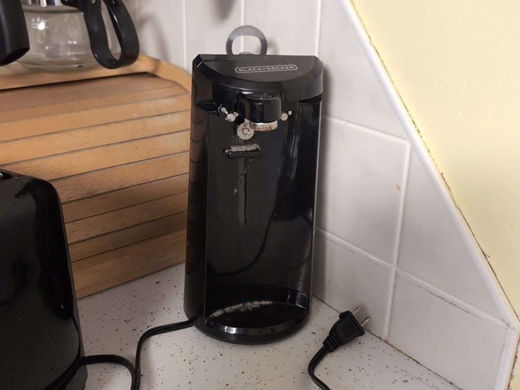 kitchen-appliances---coffee-grinder,-coffee-maker,-toaster,-can-opener-and-breadbox-image-5