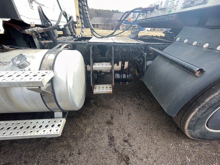#232-•-2016-freightliner-truck-tractor-(has-wi-title)-(mora,-mn)-image-21