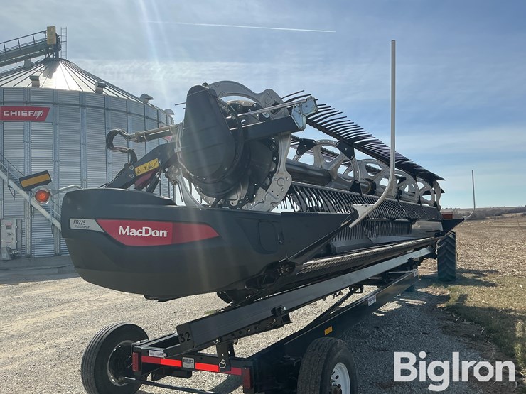 2023-macdon-fd225-flex-draper-head-image-7