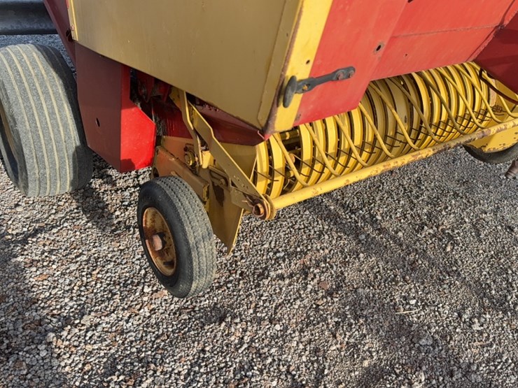 new-holland-853-image-4