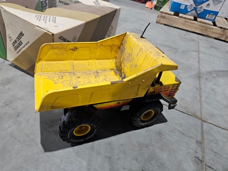 #972-•-tonka-toy-metal-dump-truck-image-4