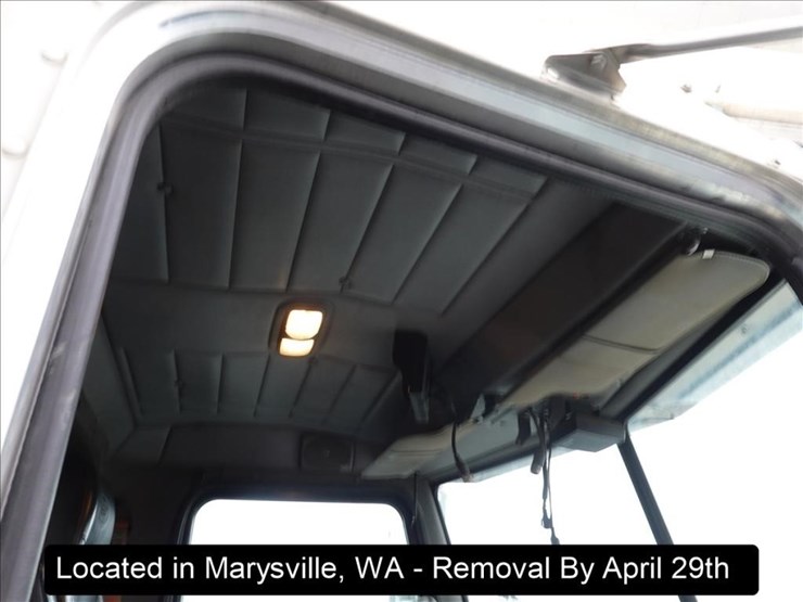 2011-peterbilt-348-image-24