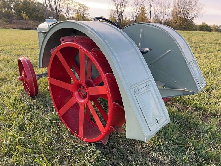 1923-fordson-tractor-image-3