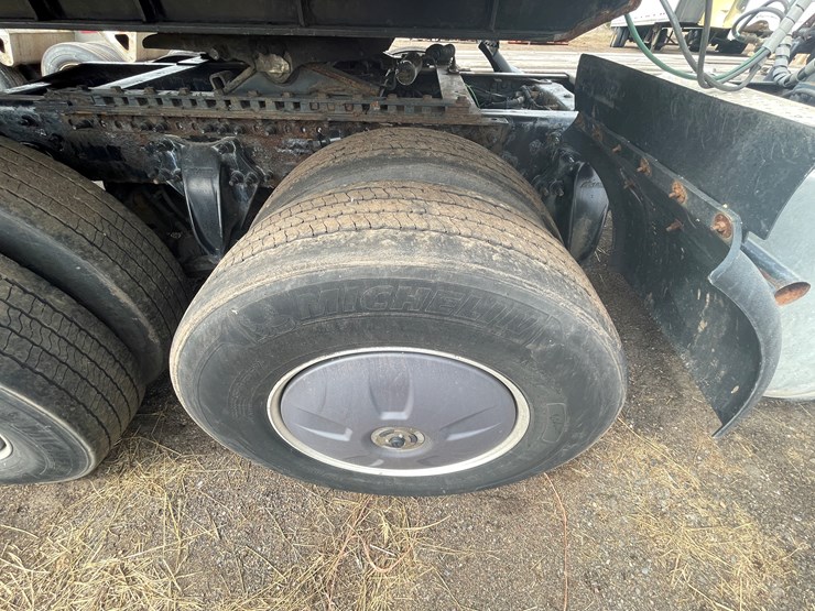 #232-•-2016-freightliner-truck-tractor-(has-wi-title)-(mora,-mn)-image-13