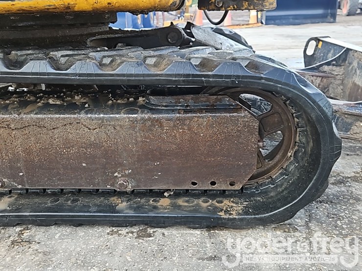 2015-deere-27d-image-12