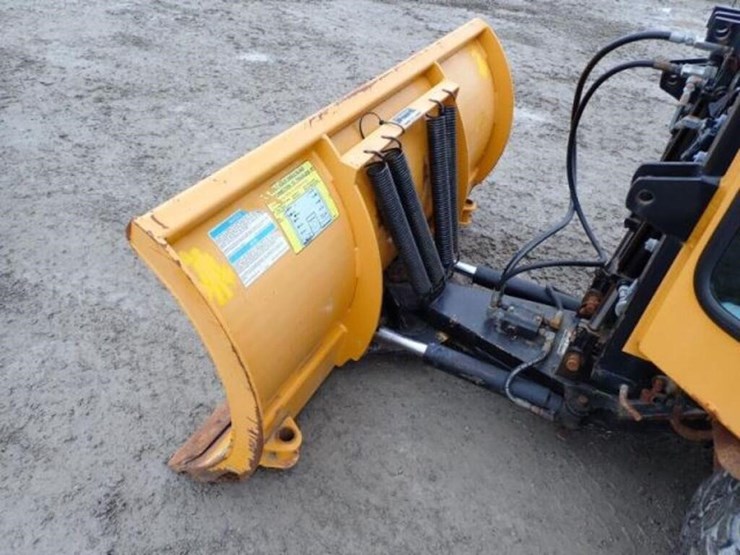 2004-trackless-rmt5t-series-v-4x4-sidewalk-tractor-image-23