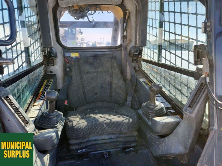 2015-deere-326e-image-14