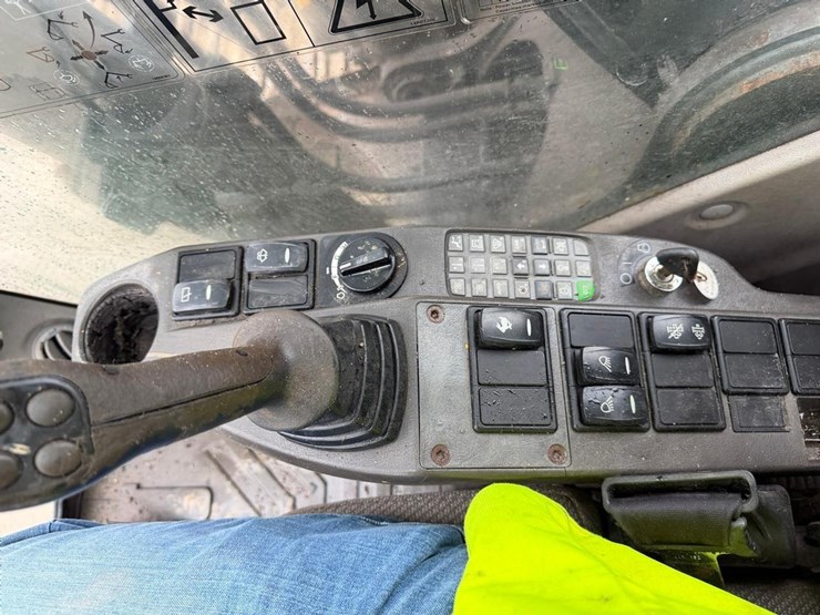 2015-volvo-ec220dlr-image-24