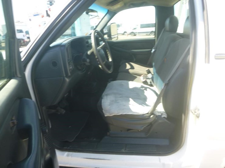 2002-chevrolet-3500-image-9