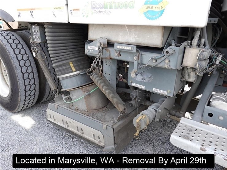 2020-freightliner-m2-106-image-37