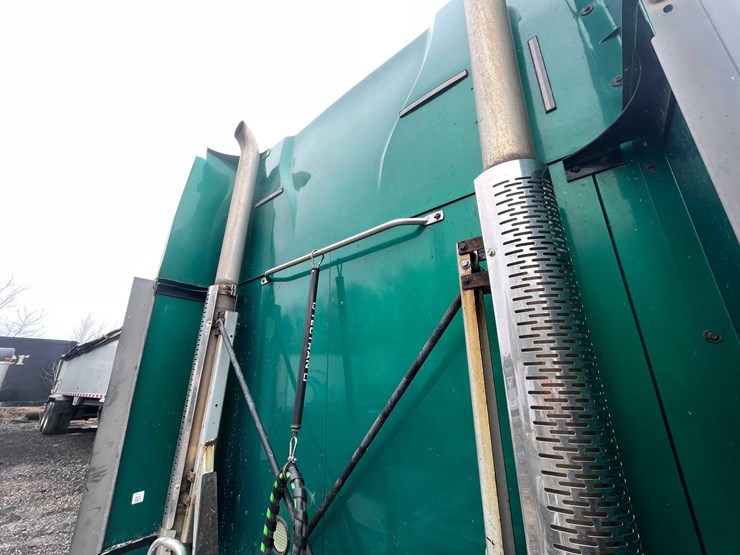 #236-•-2011-mack-semi-tractor-(title-in-delay)-(denmark,-wi)-image-32