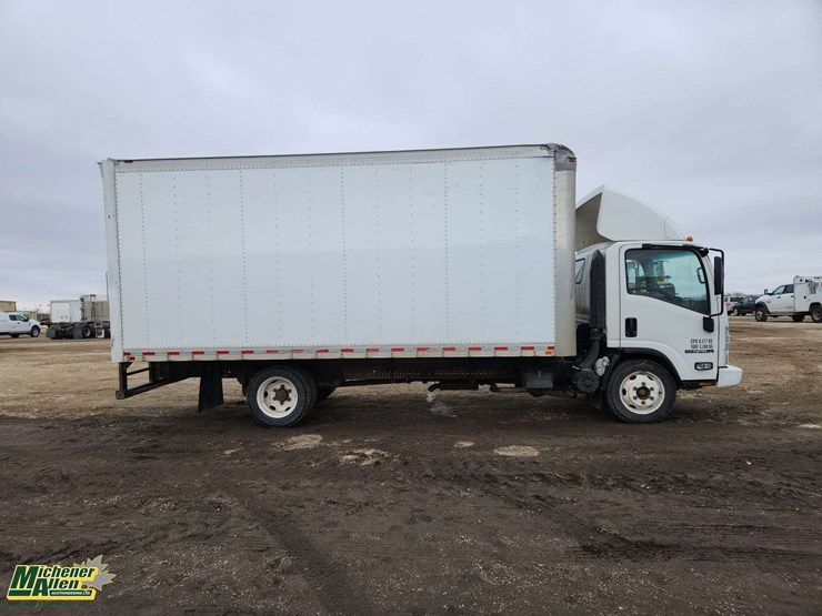 2016-isuzu-npr-image-19