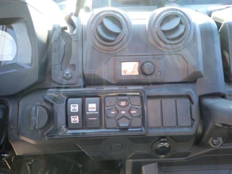 2022-can-am-defender-limited-hd10-4x4-side-by-side-image-14