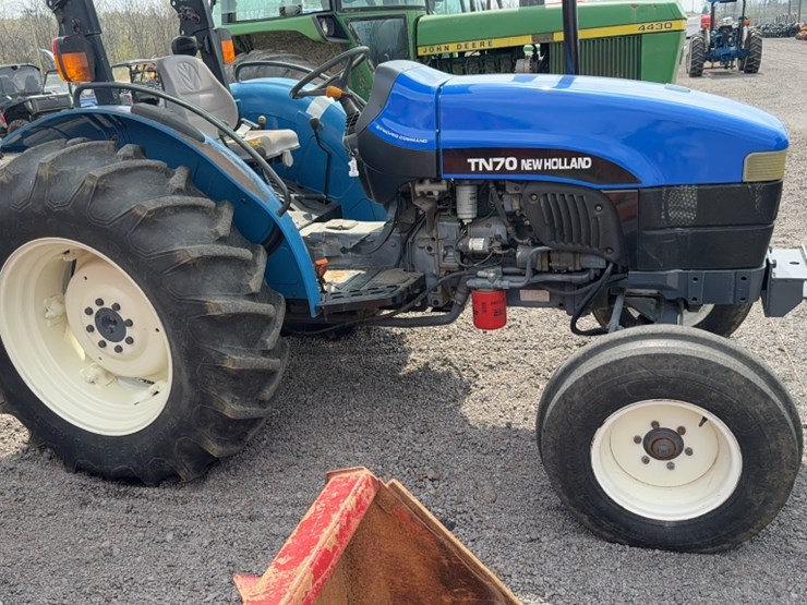new-holland-tn70-image-5
