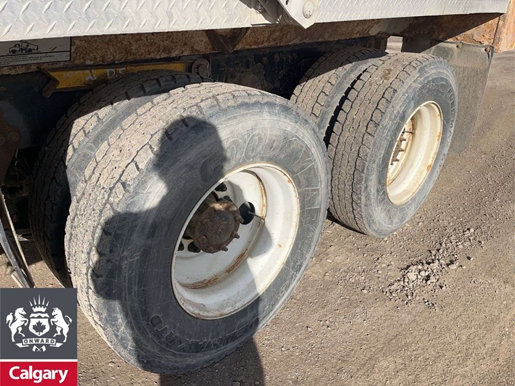 2016-freightliner-114sd-image-11