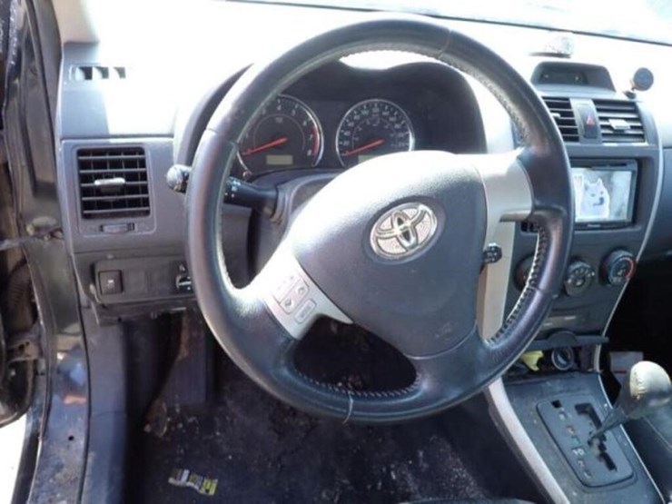 damaged-2013-toyota-corolla-sedan-2t1bu4ee1dc92192-image-11