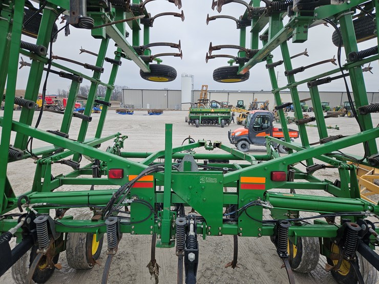 2013-john-deere-2210-image-11