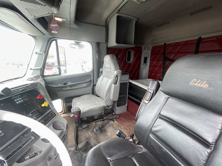 #238-•-2007-freightliner-semi-tractor-(title-in-delay)-(denmark,-wi)-image-46