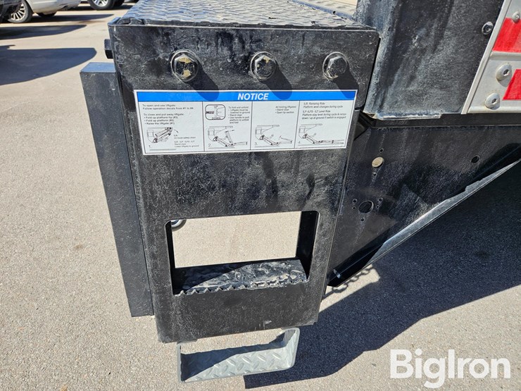 2022-massey-ferguson-730-image-12