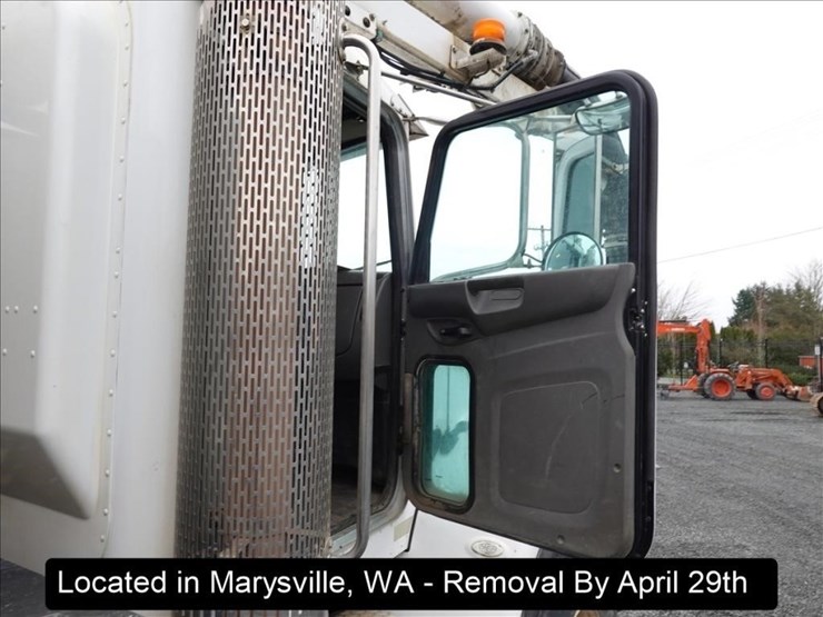 2011-peterbilt-348-image-22