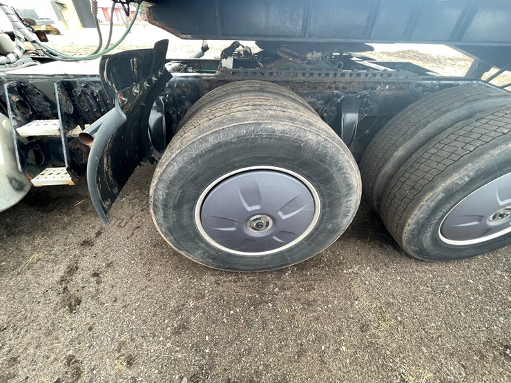 #232-•-2016-freightliner-truck-tractor-(has-wi-title)-(mora,-mn)-image-22