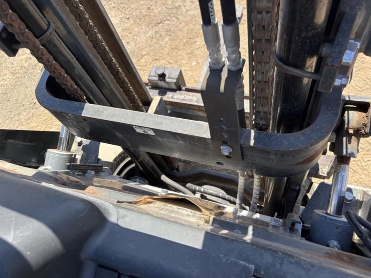 2011-nissan-mcp1f2a25lv-image-13