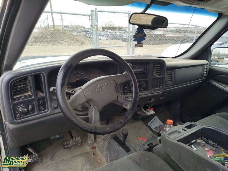 2004-chevrolet-silverado-2500hd-image-16