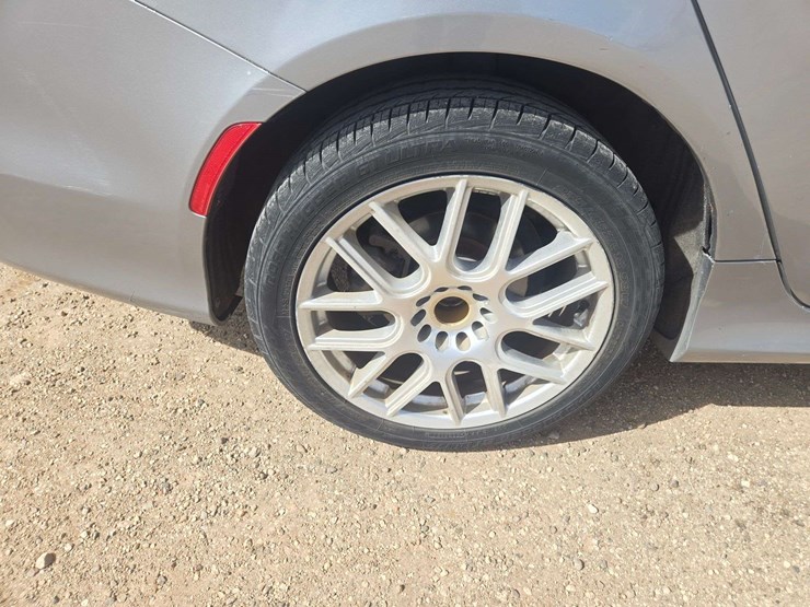 2015-chrysler-200-s-sedan-4d-image-9