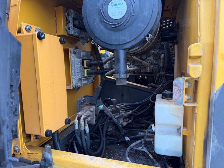 2015-volvo-ec220dlr-image-14