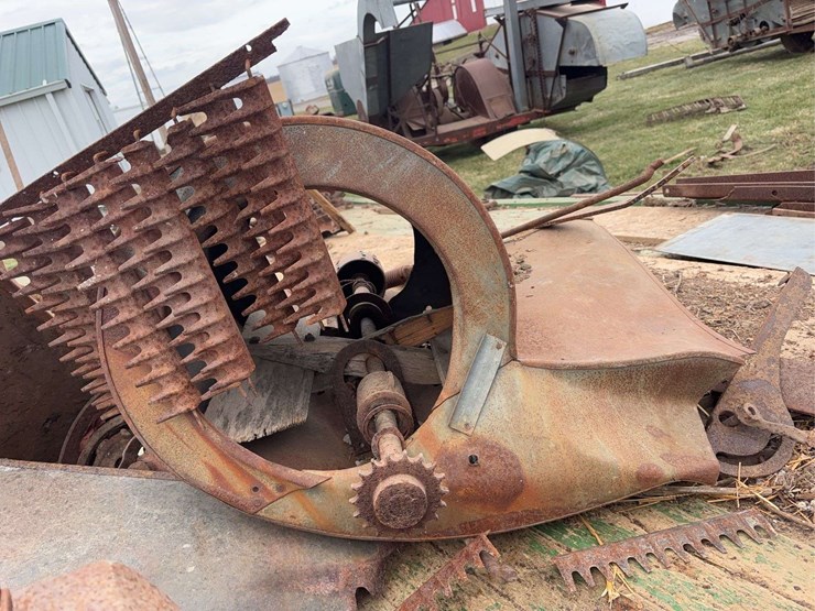 gleaner-fordson-mounted-combine-image-22