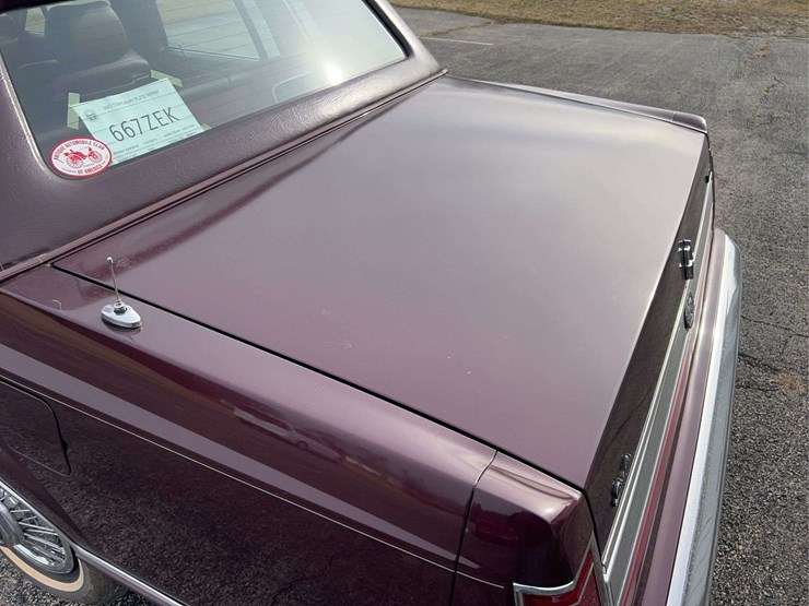 1989-lincoln-town-car-image-28