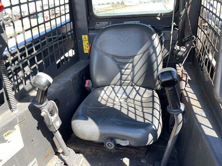 2006-new-holland-l170-image-16