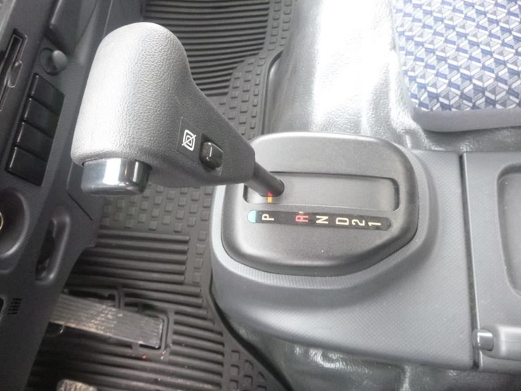 2023-isuzu-nrr-image-14