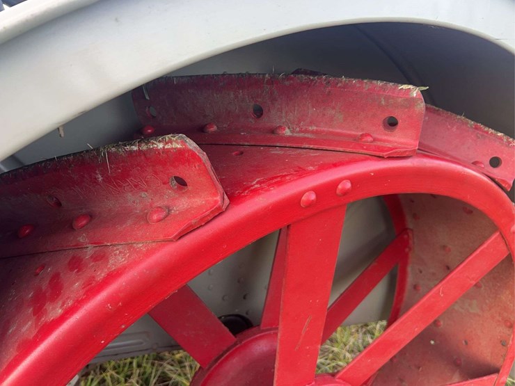 brand-new-never-used-1925-fordson-tractor-image-50