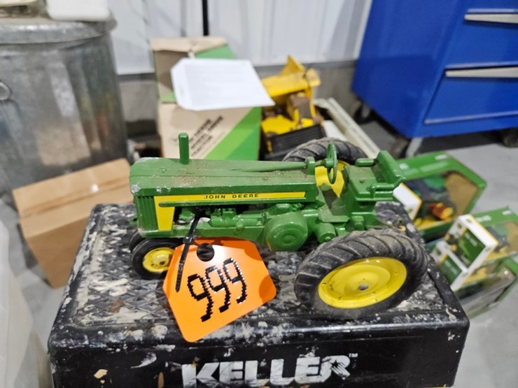 #999-•-john-deere-1/16-die-cast-toy-tractor-image-2