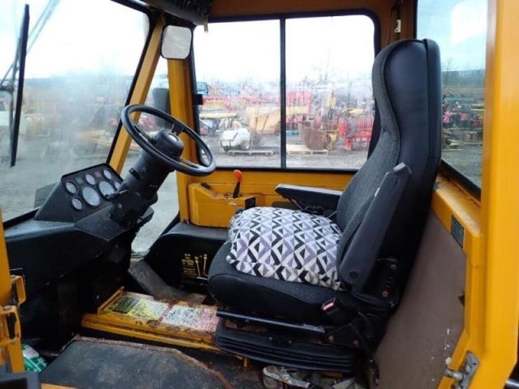 2004-trackless-rmt5t-series-v-4x4-sidewalk-tractor-image-19