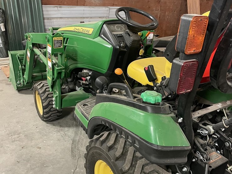 2017-john-deere-1025r-image-3