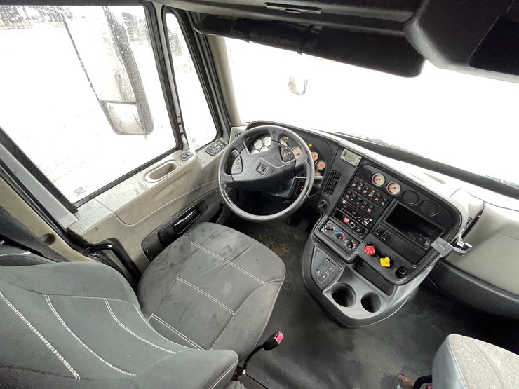 #230-•-2016-international-semi-tractor-(has-wi-title)-(denmark,-wi)-image-48