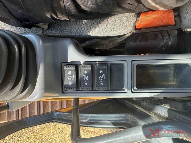 2021-deere-200-lc-image-16