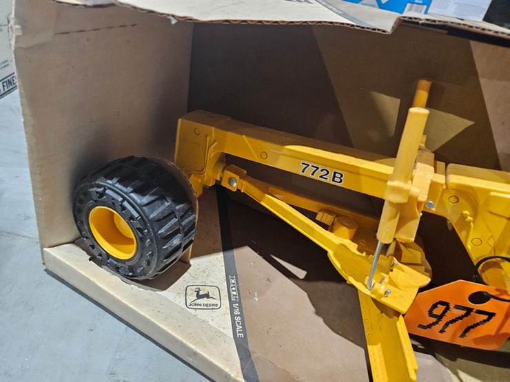 #977-•-john-deere-772b-1/16-die-cast-toy-grader-image-5