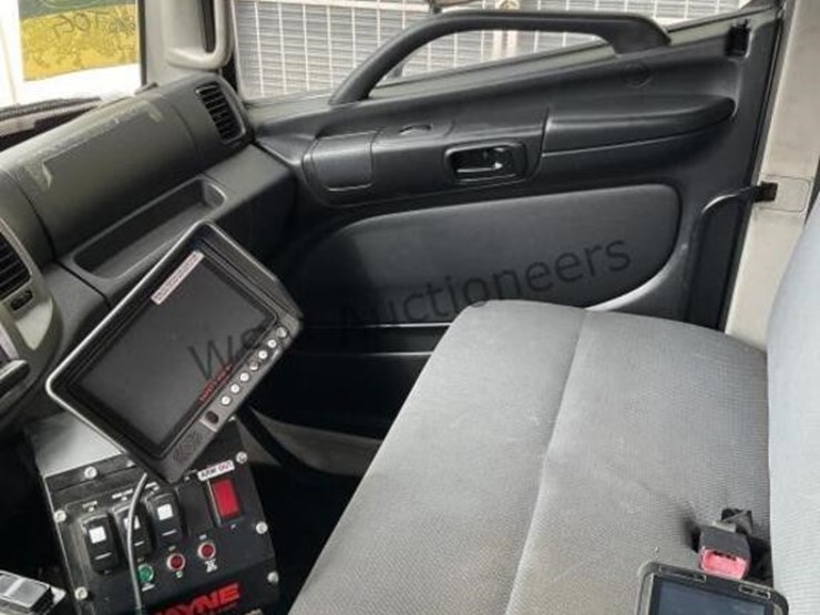 2013-hino-338-image-22