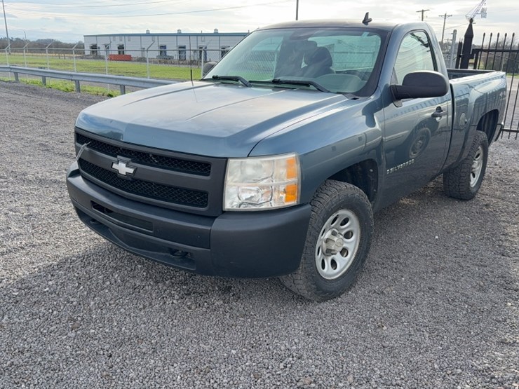 #4019-•-2009-chevy-silverado-pickup-truck-image-1