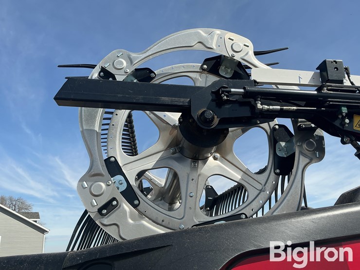 2023-macdon-fd225-flex-draper-head-image-13