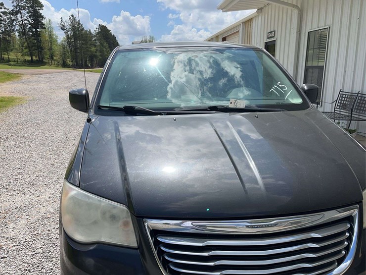 2012-chrysler-town-&-country-image-4