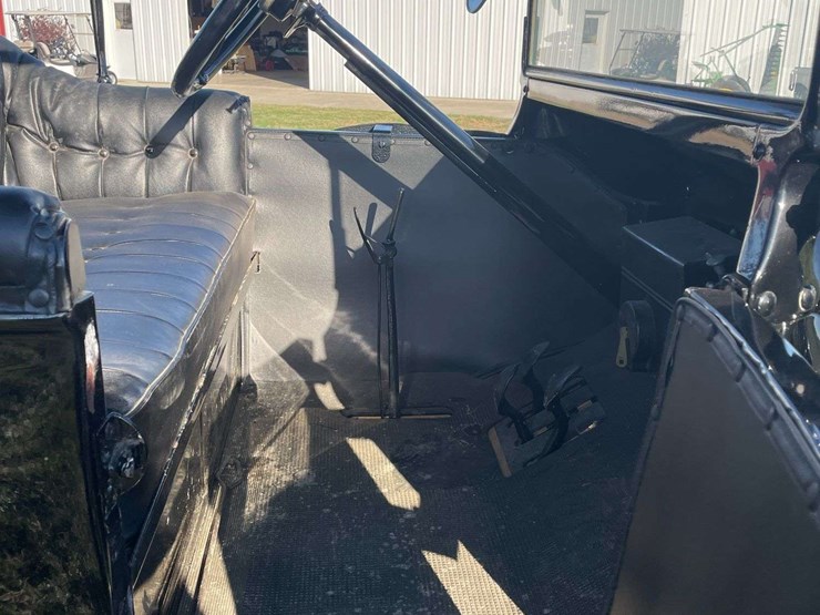 1917-model-t-touring-image-69