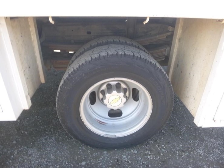 2002-chevrolet-3500-image-17