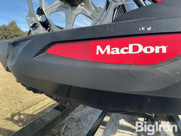 2023-macdon-fd225-flex-draper-head-image-11