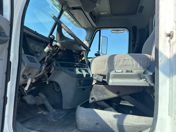 2003-freightliner-columbia-120-image-14