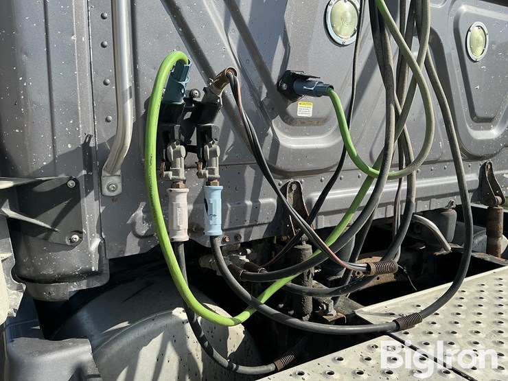 2016-freightliner-cascadia-125-image-16