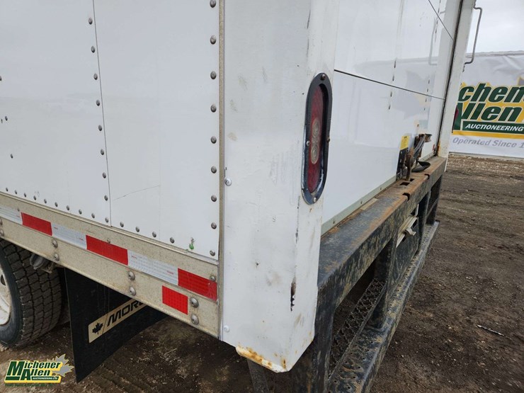 2016-isuzu-npr-image-32